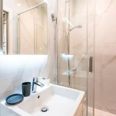 Apartment Luxurious With Stylish Design And Comfort - 105